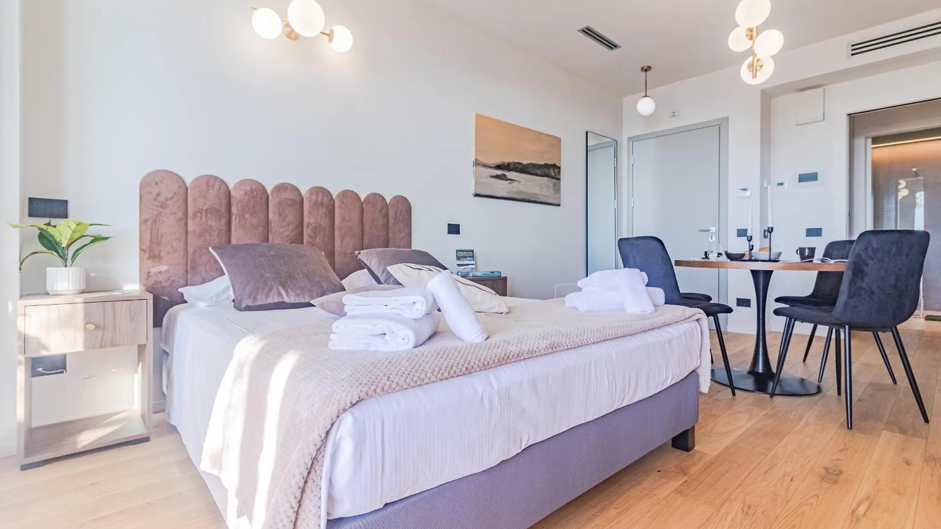 Aurora Apartment By Rent All Como